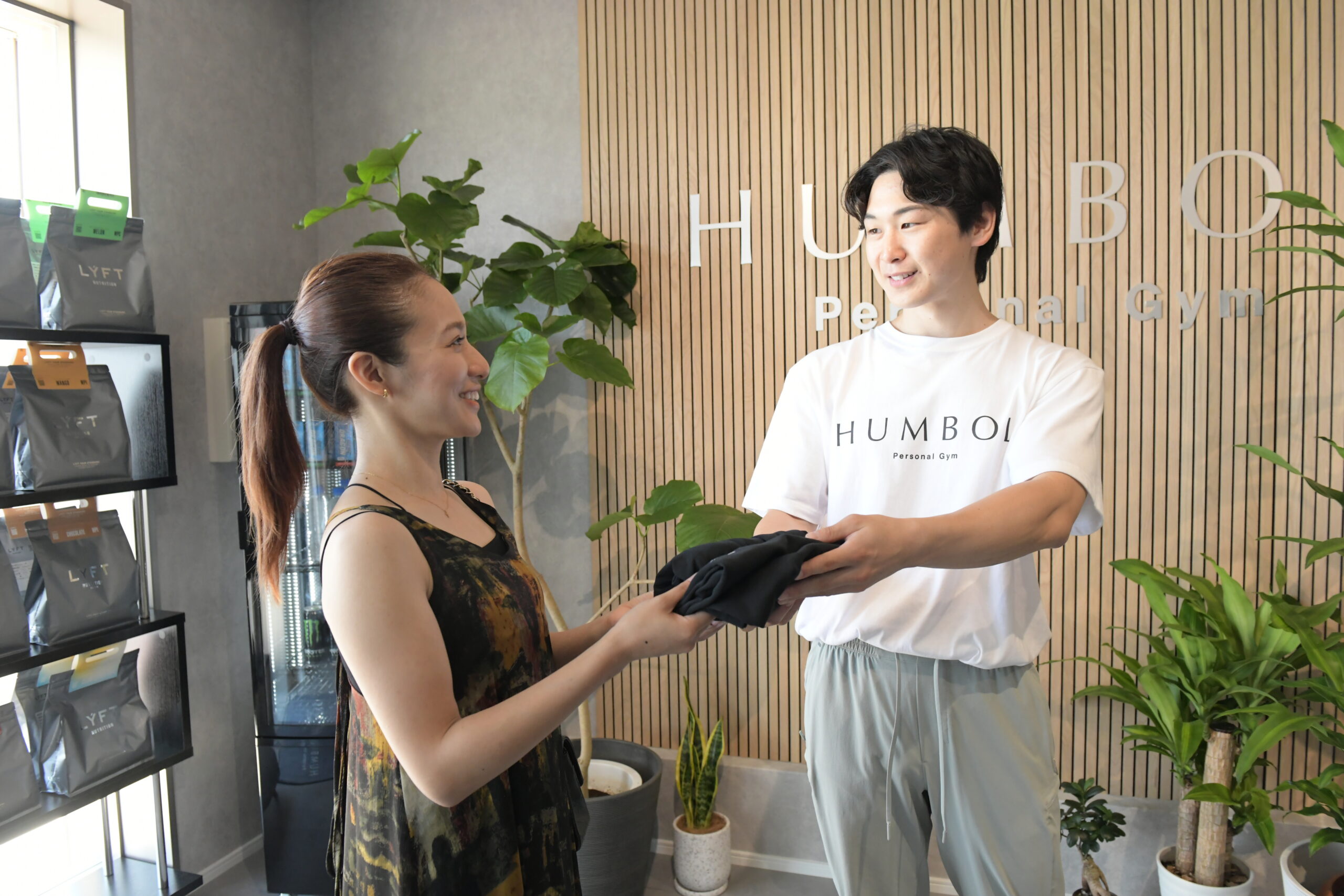 HUMBOL市原五井店でレンタルウェアを受け取るお客様