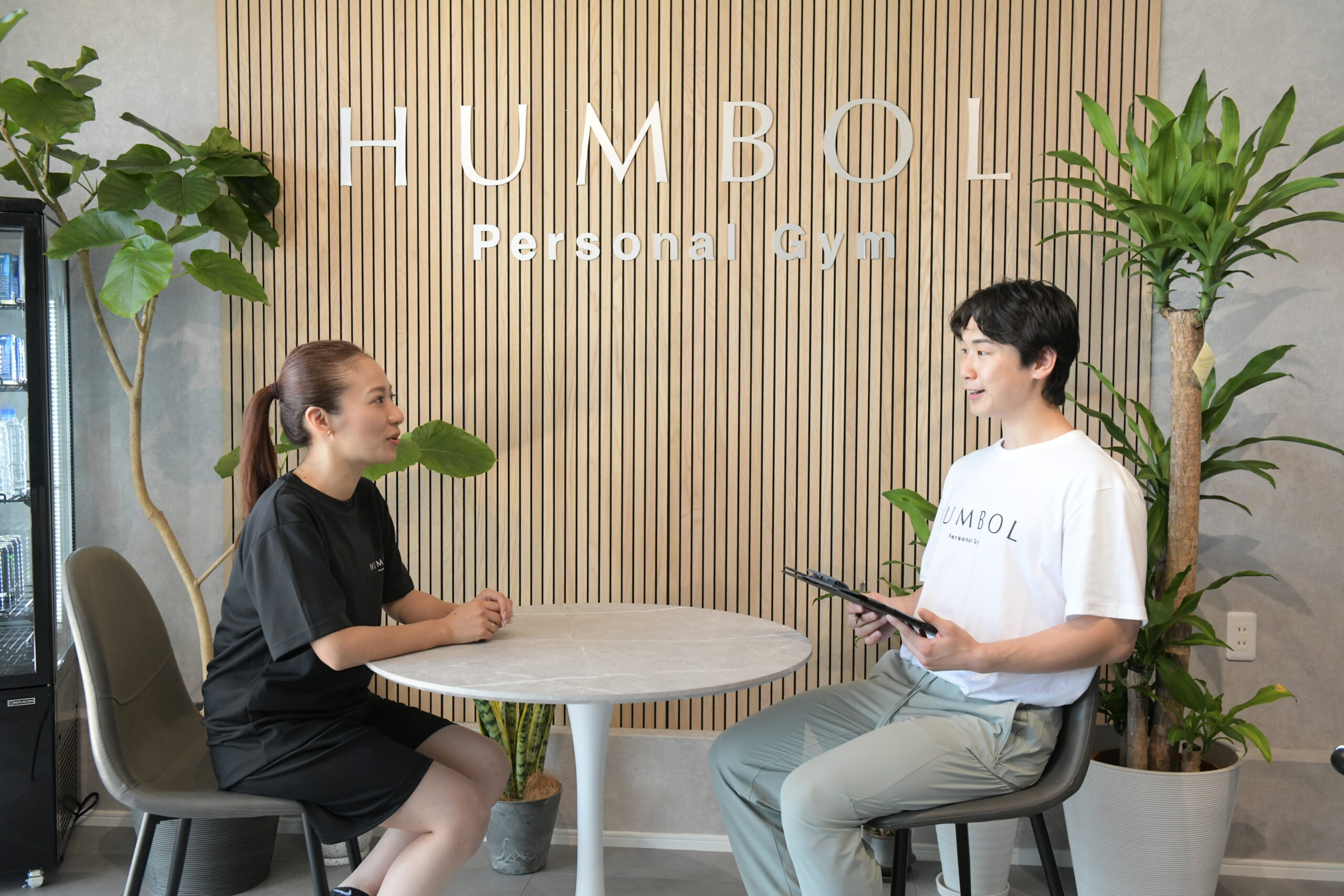 HUMBOL市原五井店で体験前にカウンセリングを行う様子
