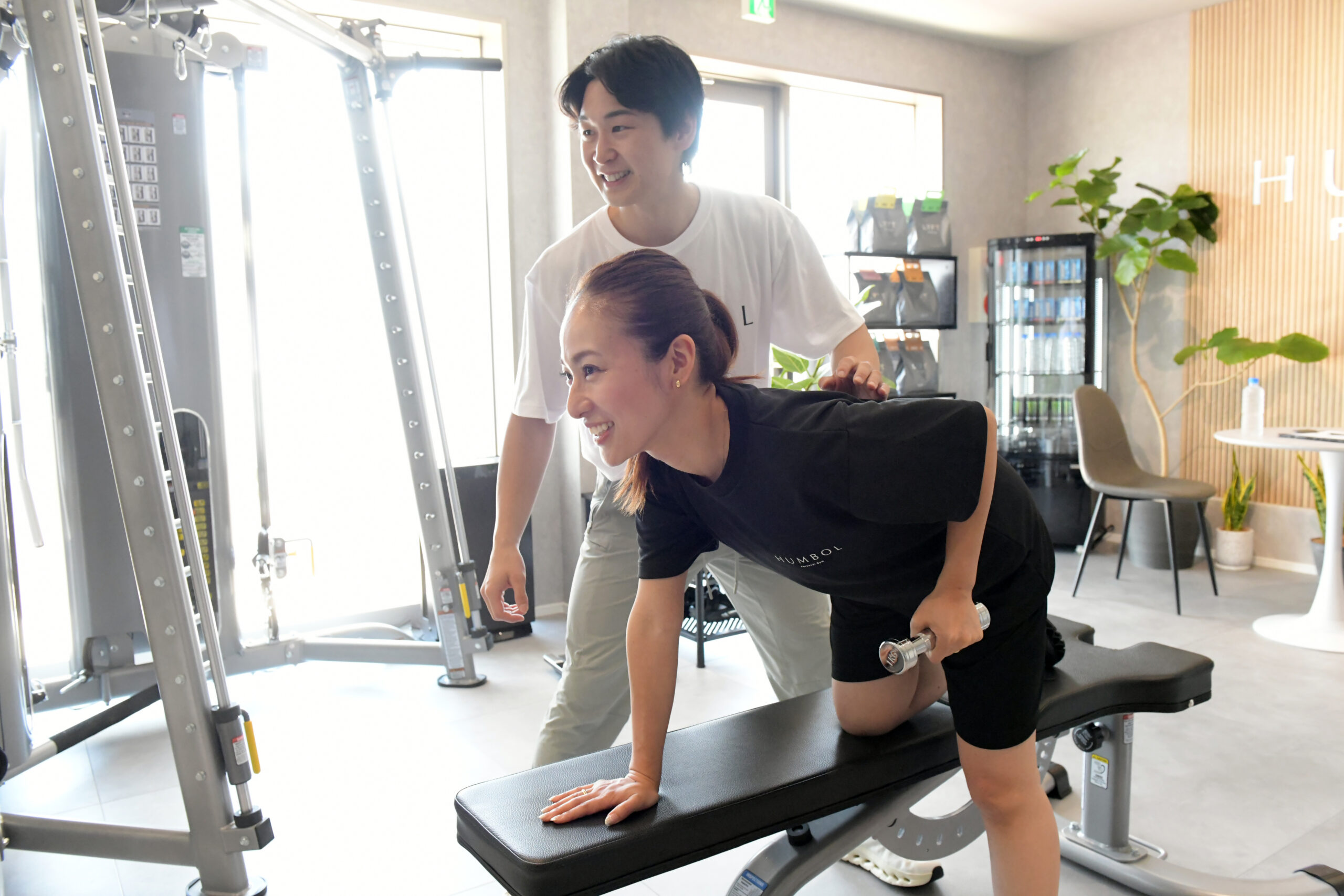 HUMBOL市原五井店で女性のお客様が体験トレーニングを受ける様子