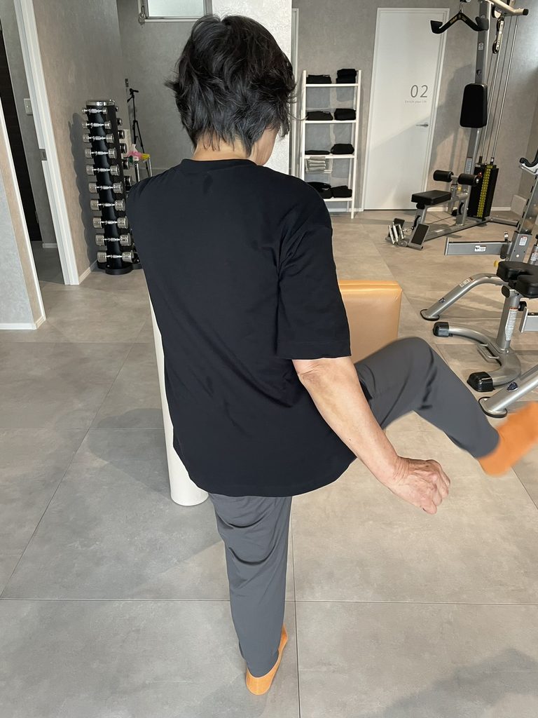 股関節周辺を大きく回す！